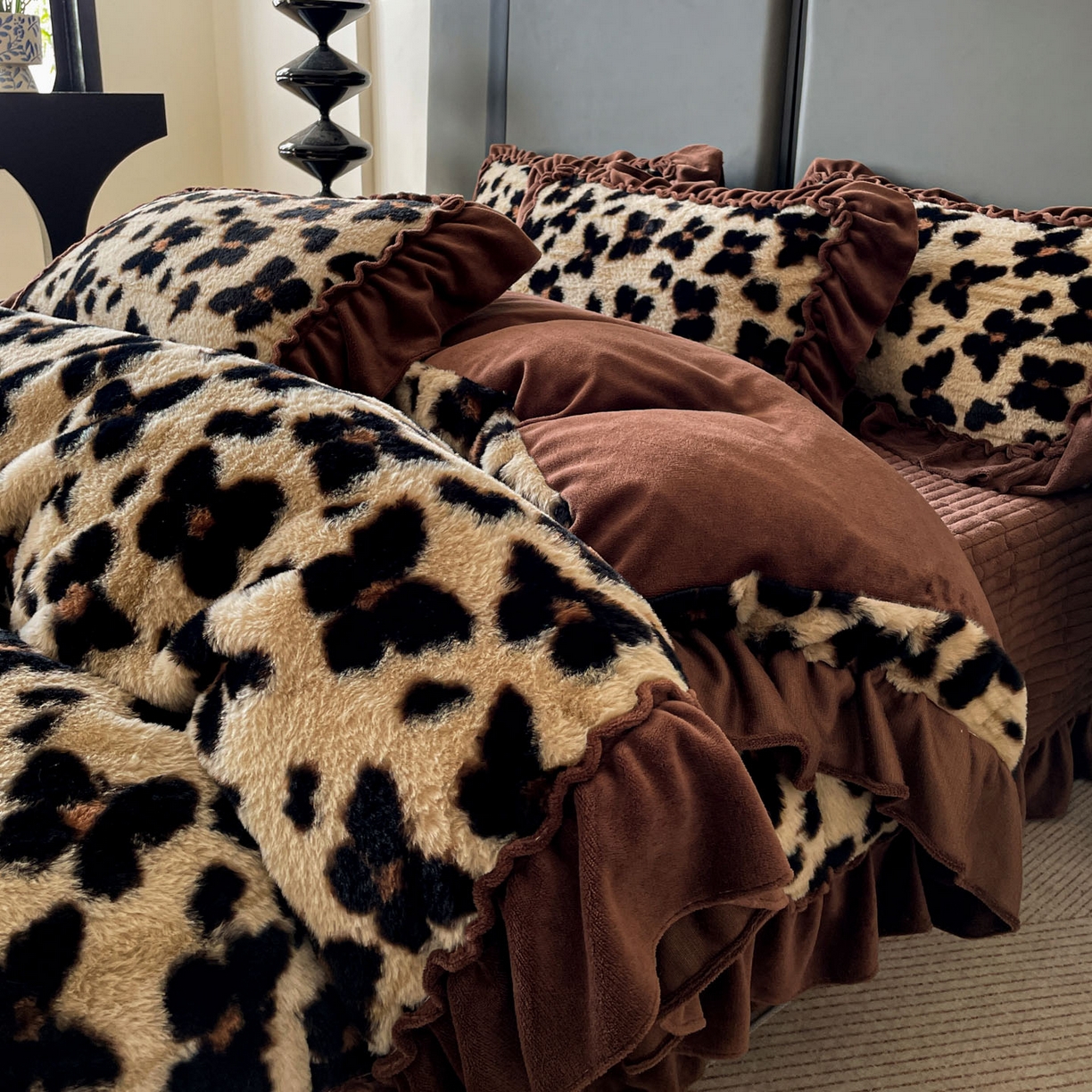 91家纺网 家纺一手货源 找家纺 富米莱（原臻工厂） 2025新款美拉德高克重兔毛大花边床盖床裙四件套-花边系列 爆款压花边-小蝴蝶