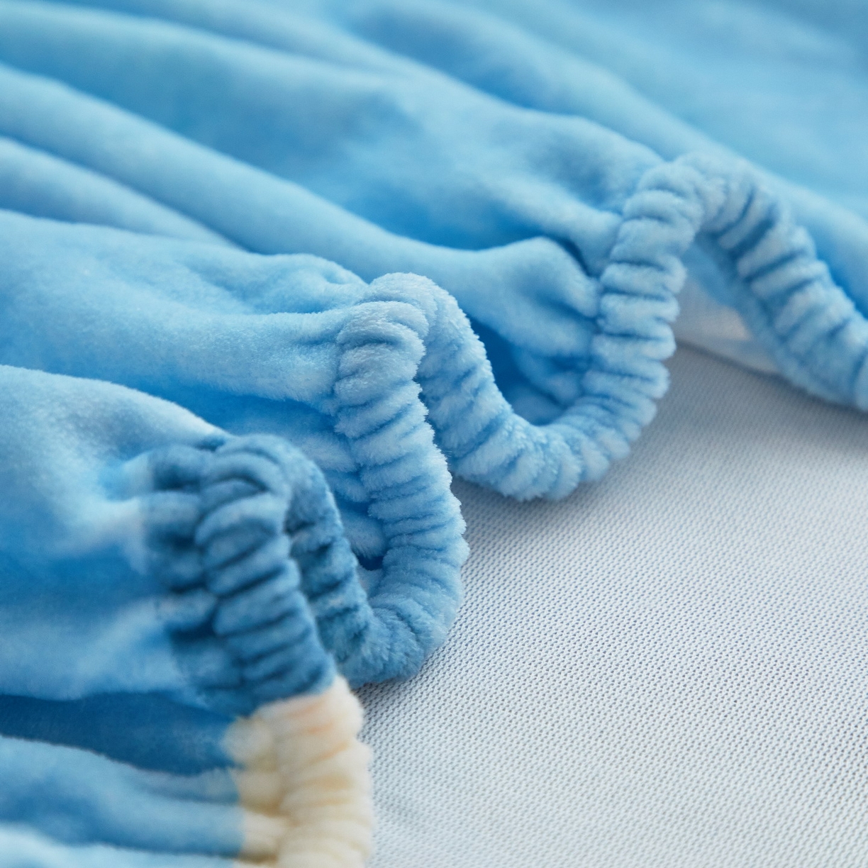 91家纺网 家纺一手货源 找家纺 蘭菲家纺 2025新款牛奶绒奥特曼系列单品床笠 发呆