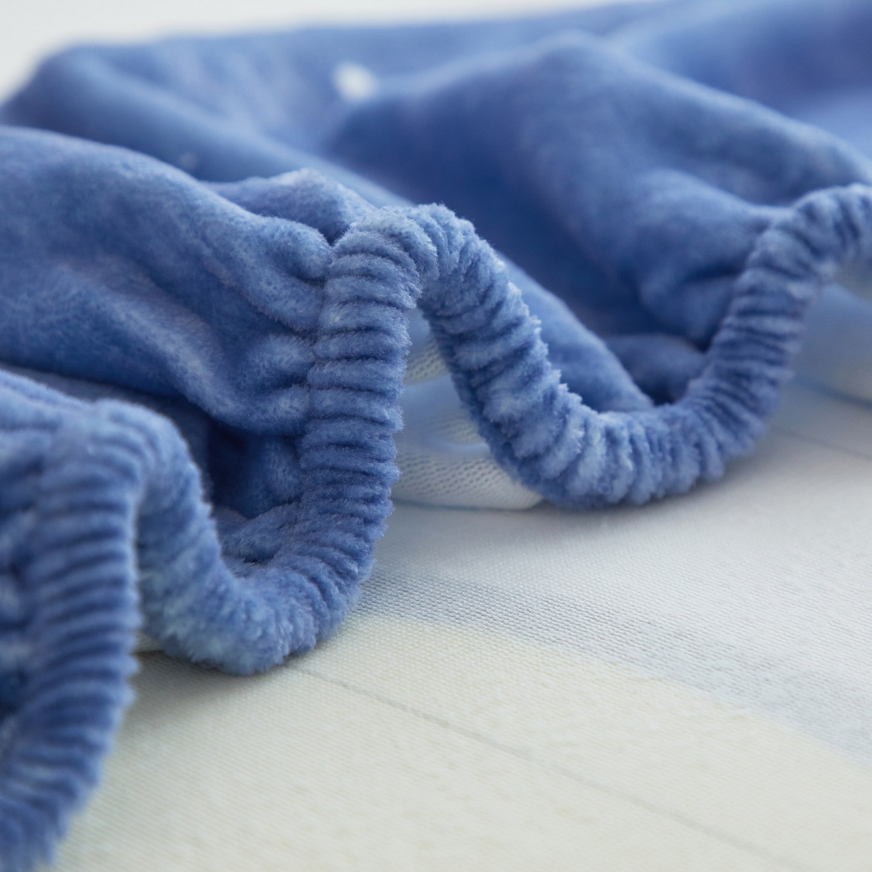 91家纺网 家纺一手货源 找家纺 蘭菲家纺 2025新款牛奶绒奥特曼系列单品床笠 荣耀