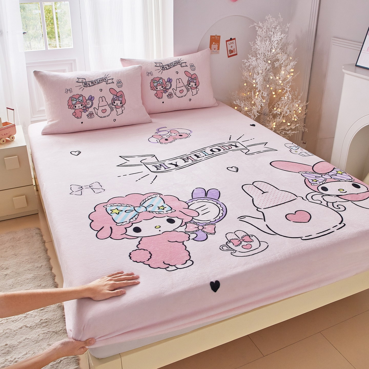 91家纺网 家纺一手货源 找家纺 蘭菲家纺 2025新款三丽欧牛奶绒套件系列单品床笠 必爱乐-奶茶