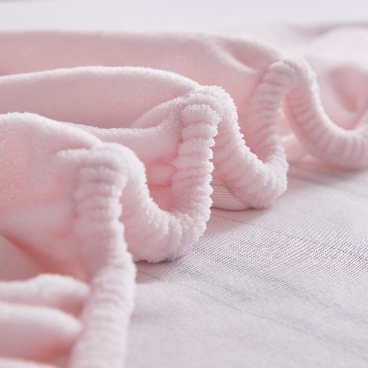 91家纺网 家纺一手货源 找家纺 蘭菲家纺 2025新款三丽欧牛奶绒套件系列单品床笠 必爱乐-奶茶