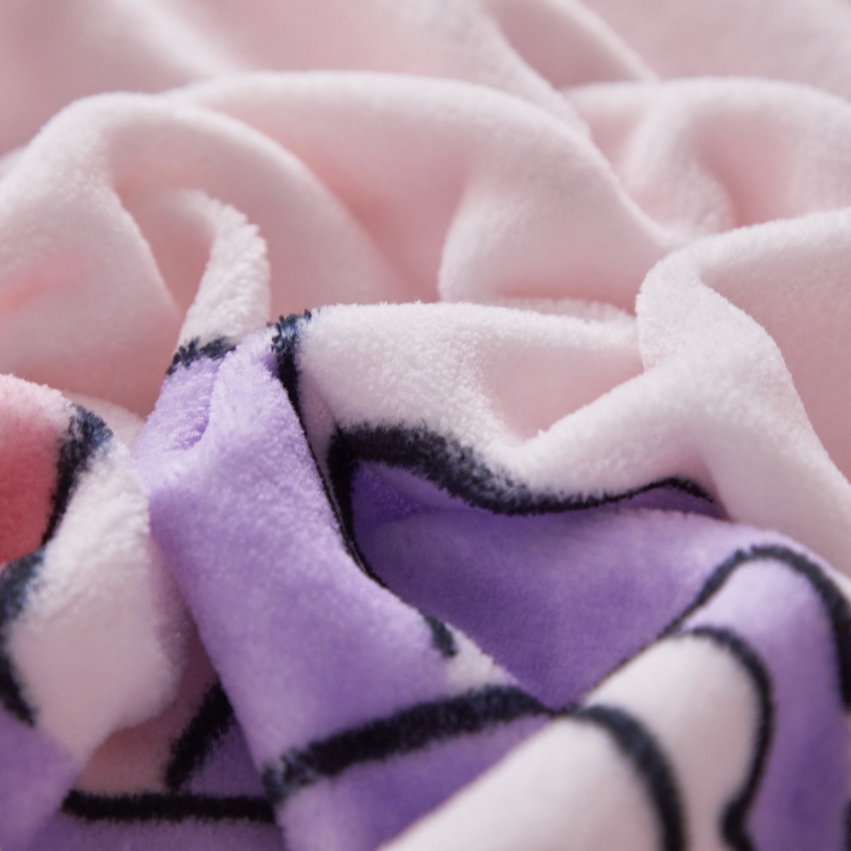 91家纺网 家纺一手货源 找家纺 蘭菲家纺 2025新款三丽欧牛奶绒套件系列单品床笠 必爱乐-奶茶