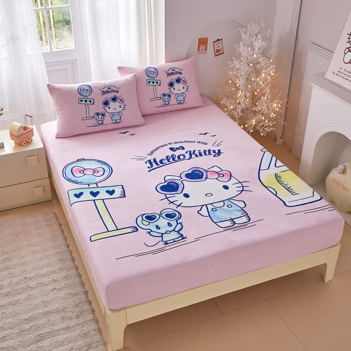 91家纺网 家纺一手货源 找家纺 蘭菲家纺 2025新款三丽欧牛奶绒套件系列单品床笠 车站KT