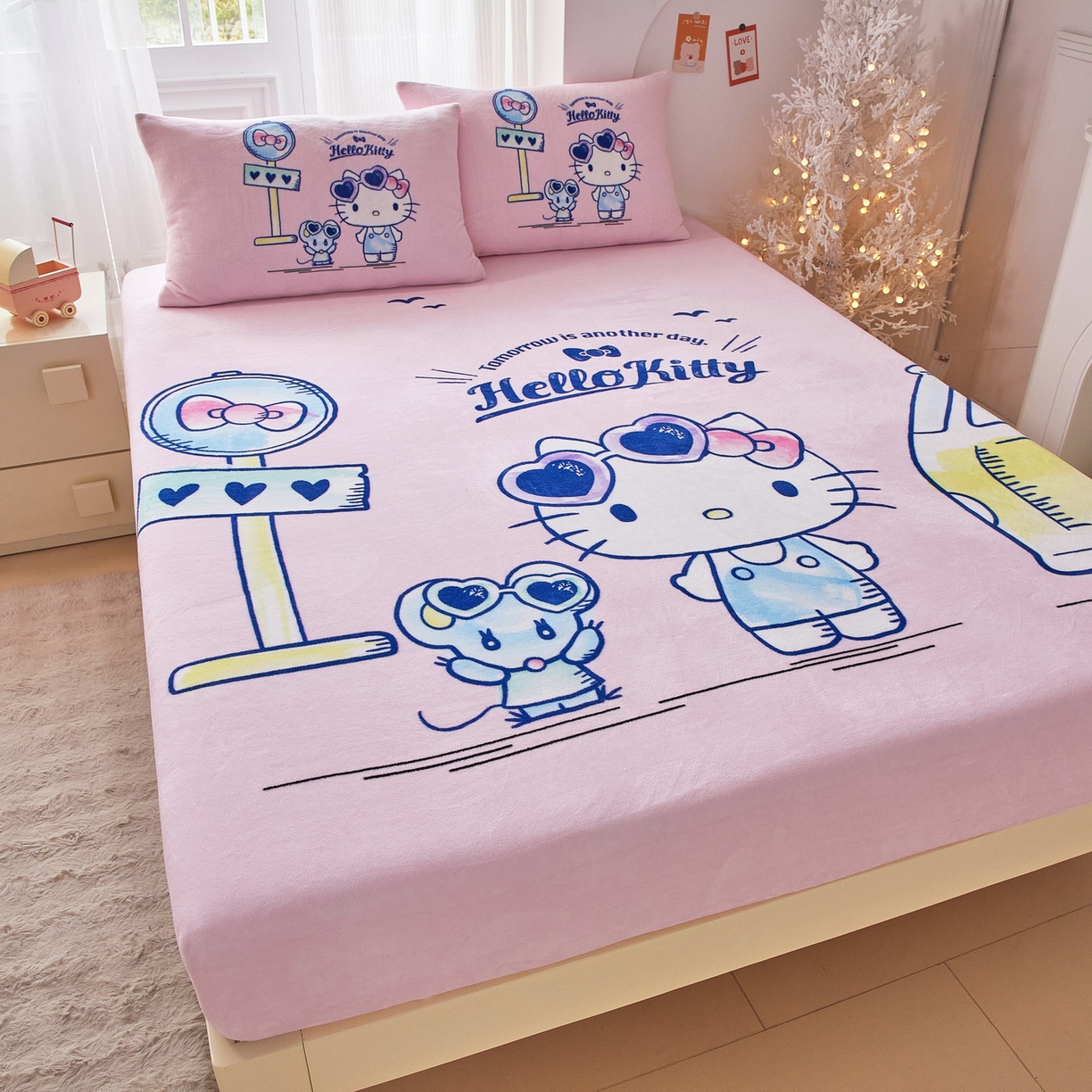 91家纺网 家纺一手货源 找家纺 蘭菲家纺 2025新款三丽欧牛奶绒套件系列单品床笠 车站KT