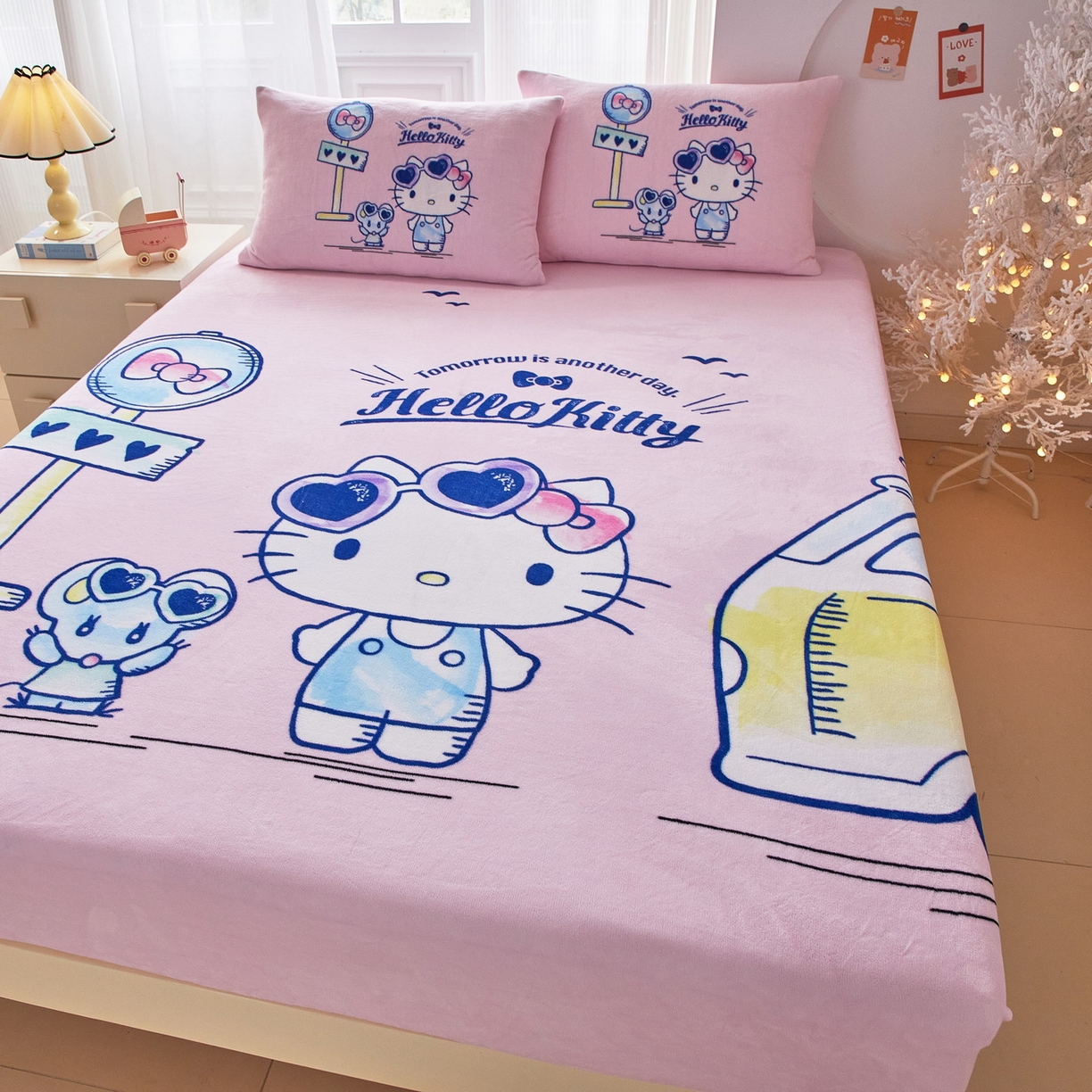 91家纺网 家纺一手货源 找家纺 蘭菲家纺 2025新款三丽欧牛奶绒套件系列单品床笠 车站KT