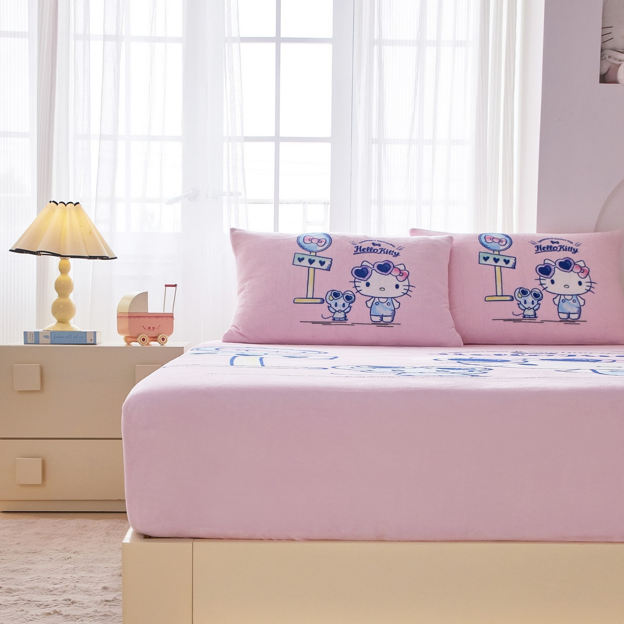 91家纺网 家纺一手货源 找家纺 蘭菲家纺 2025新款三丽欧牛奶绒套件系列单品床笠 车站KT