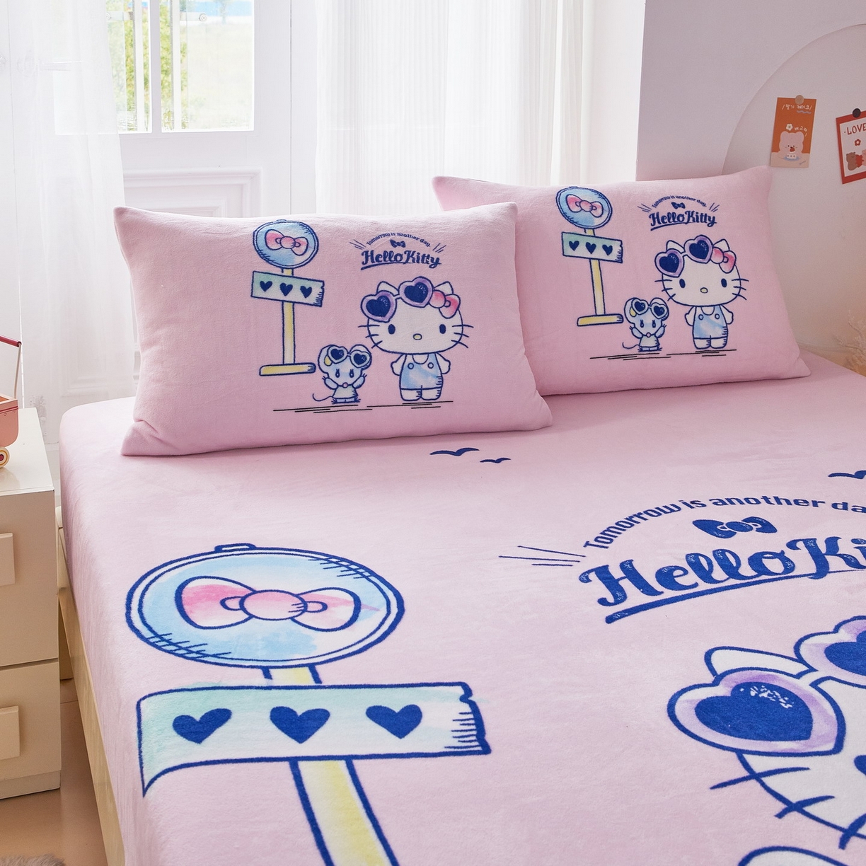 91家纺网 家纺一手货源 找家纺 蘭菲家纺 2025新款三丽欧牛奶绒套件系列单品床笠 车站KT