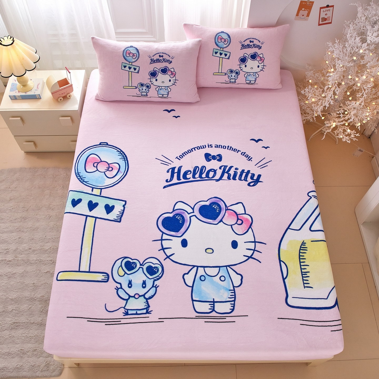 91家纺网 家纺一手货源 找家纺 蘭菲家纺 2025新款三丽欧牛奶绒套件系列单品床笠 车站KT