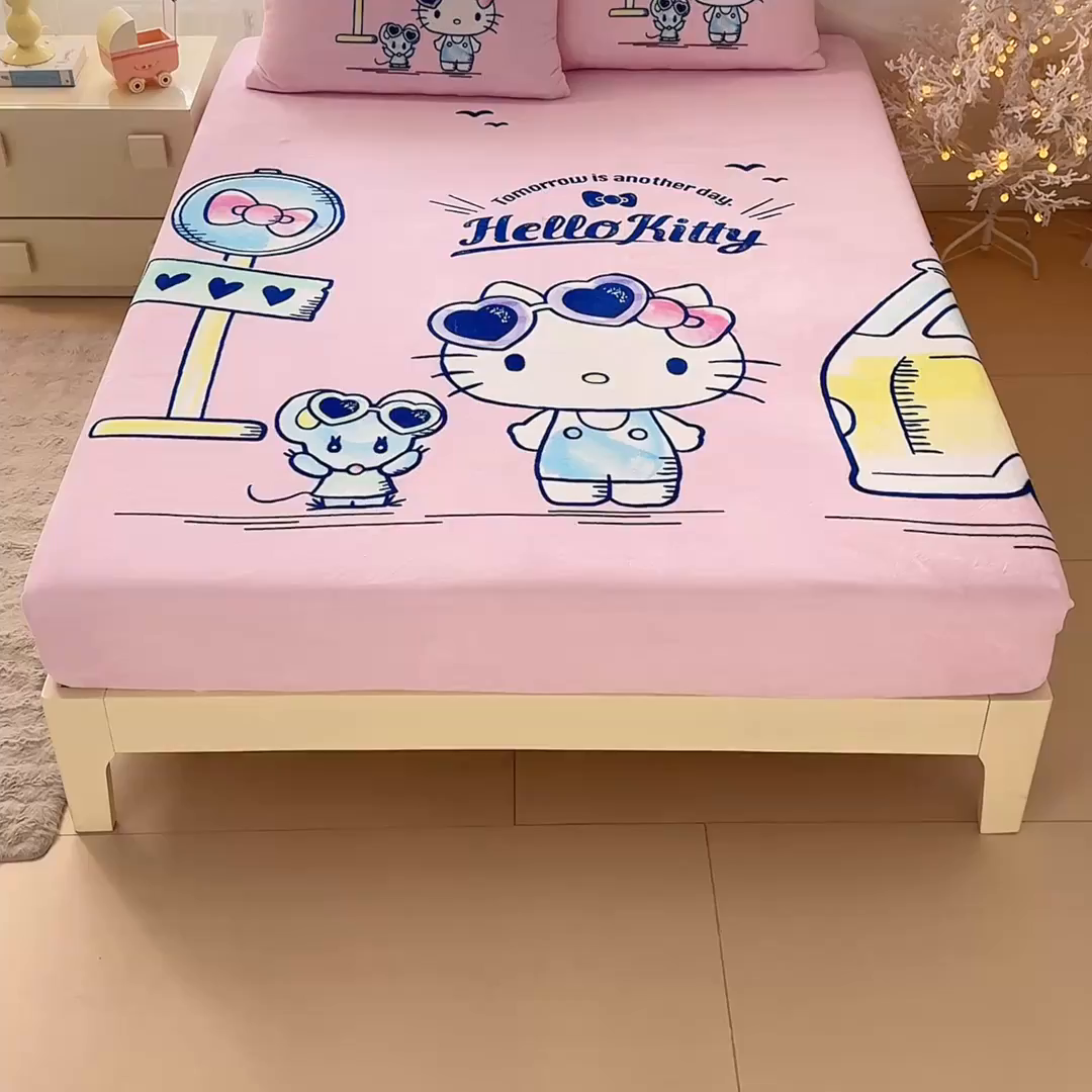 91家纺网 家纺一手货源 找家纺 蘭菲家纺 2025新款三丽欧牛奶绒套件系列单品床笠 车站KT