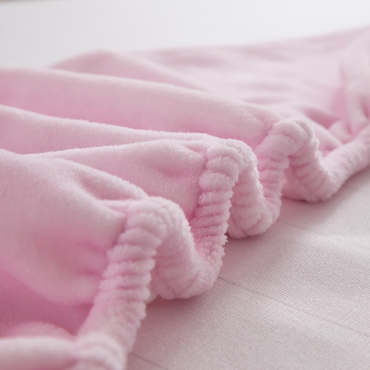 91家纺网 家纺一手货源 找家纺 蘭菲家纺 2025新款三丽欧牛奶绒套件系列单品床笠 大杯奶茶-KT