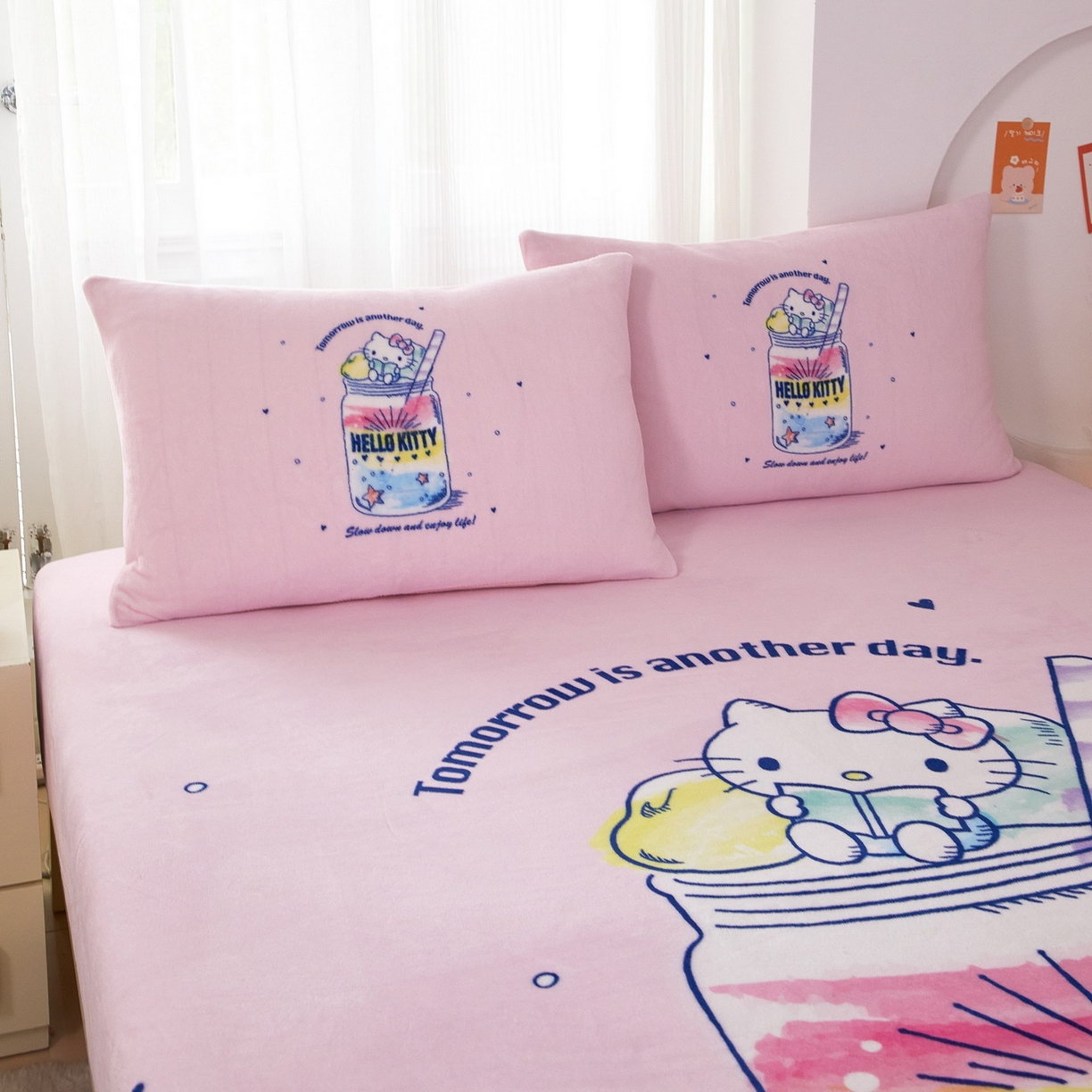 91家纺网 家纺一手货源 找家纺 蘭菲家纺 2025新款三丽欧牛奶绒套件系列单品床笠 大杯奶茶-KT