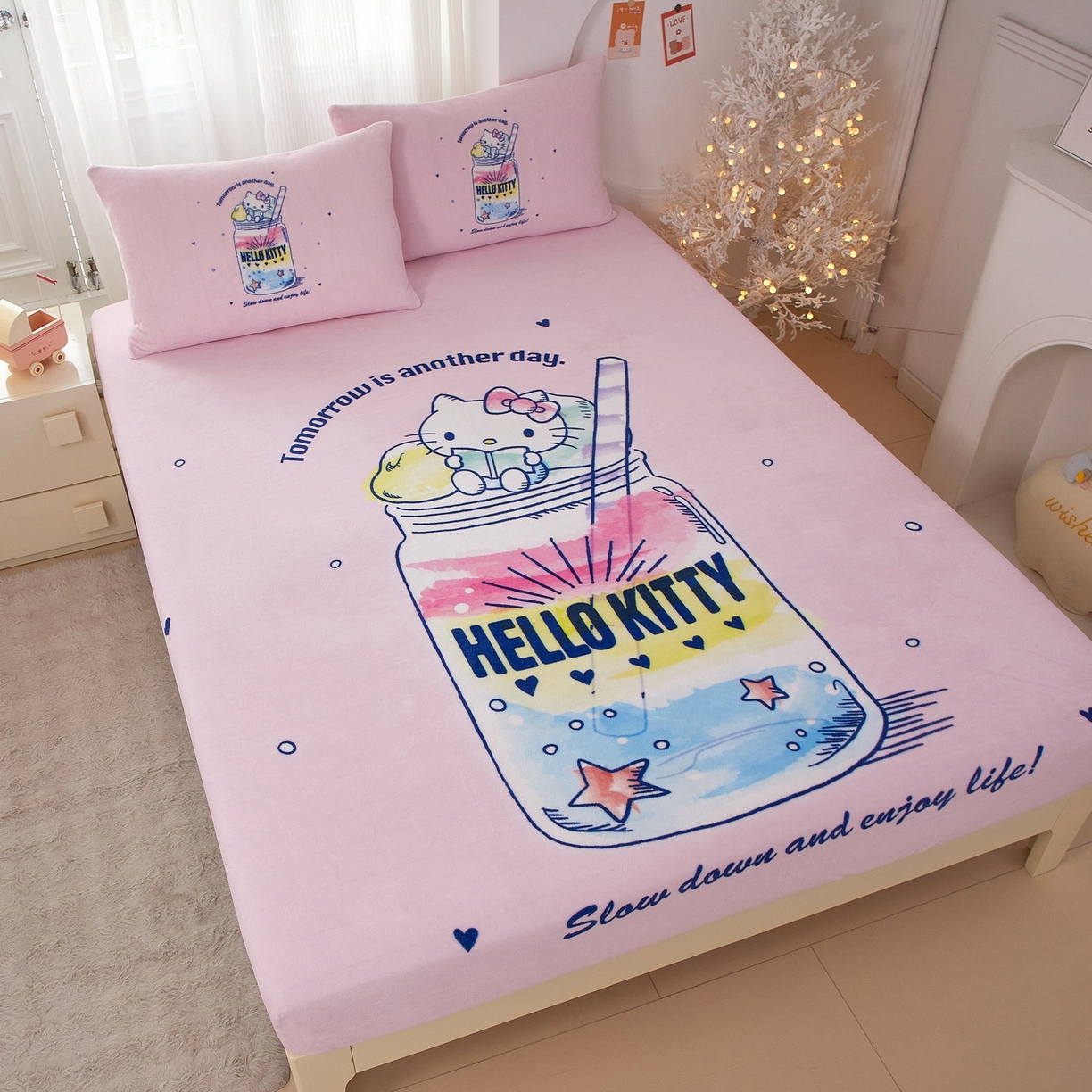 91家纺网 家纺一手货源 找家纺 蘭菲家纺 2025新款三丽欧牛奶绒套件系列单品床笠 大杯奶茶-KT