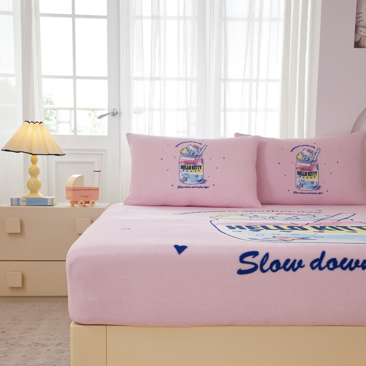 91家纺网 家纺一手货源 找家纺 蘭菲家纺 2025新款三丽欧牛奶绒套件系列单品床笠 大杯奶茶-KT