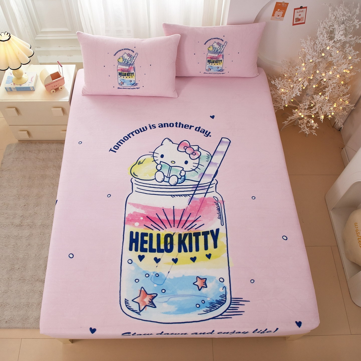 91家纺网 家纺一手货源 找家纺 蘭菲家纺 2025新款三丽欧牛奶绒套件系列单品床笠 大杯奶茶-KT