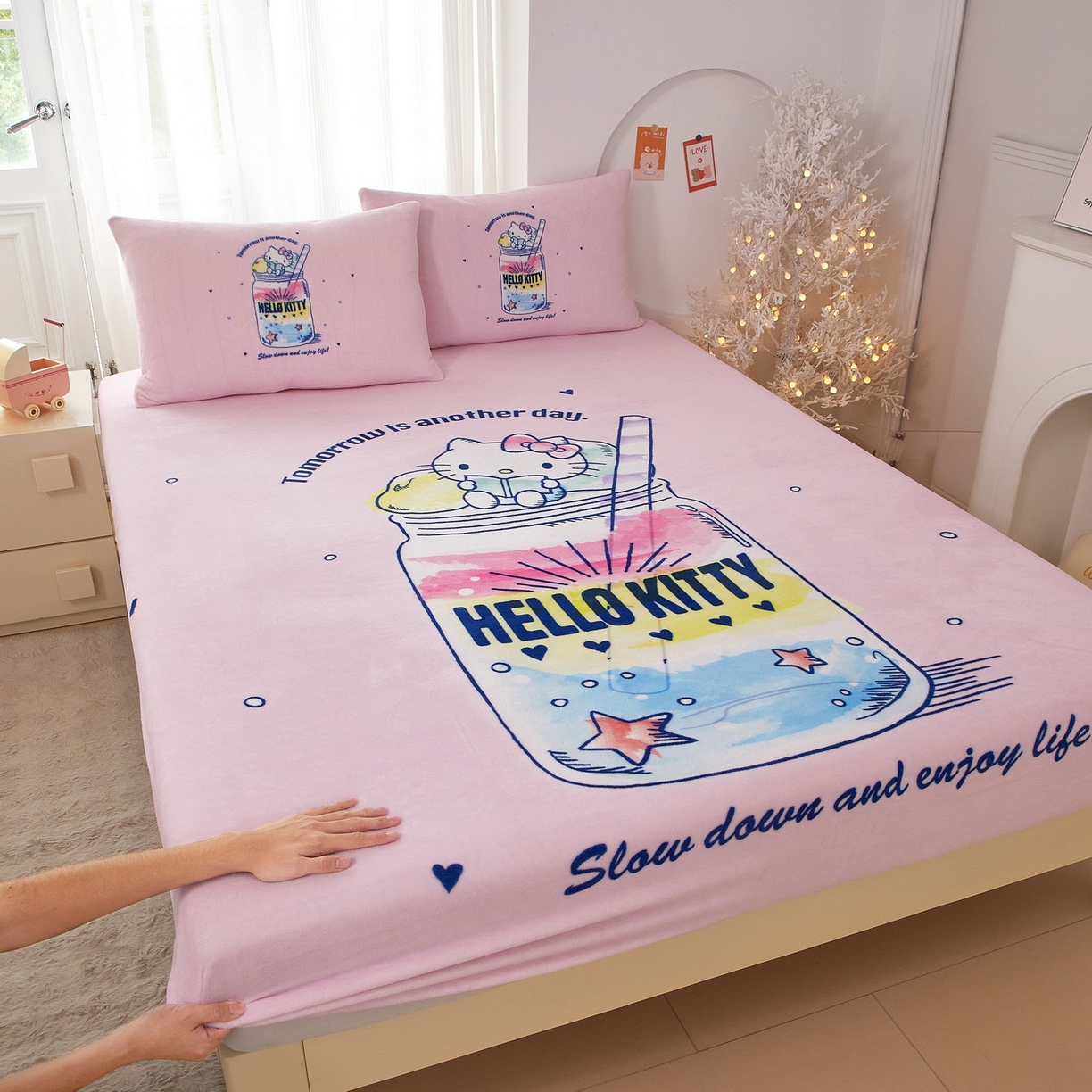 91家纺网 家纺一手货源 找家纺 蘭菲家纺 2025新款三丽欧牛奶绒套件系列单品床笠 大杯奶茶-KT