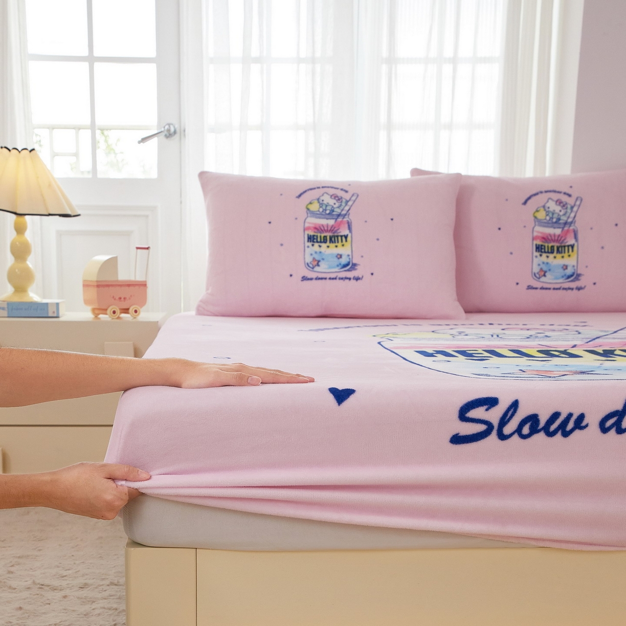 91家纺网 家纺一手货源 找家纺 蘭菲家纺 2025新款三丽欧牛奶绒套件系列单品床笠 大杯奶茶-KT