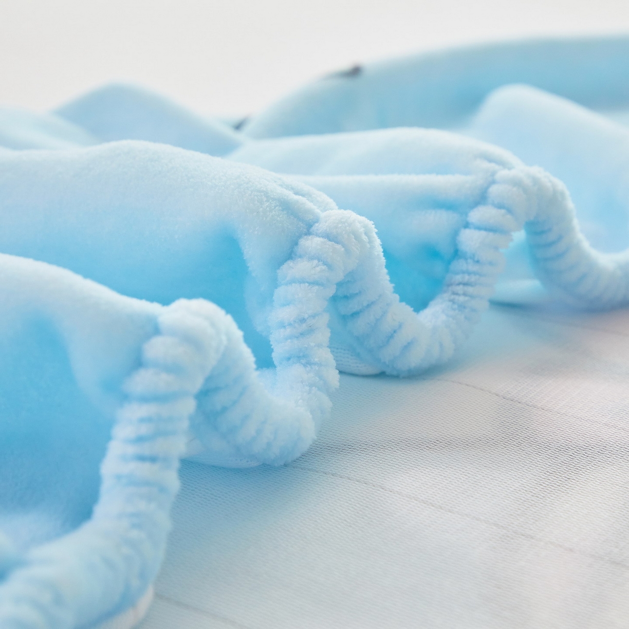 91家纺网 家纺一手货源 找家纺 蘭菲家纺 2025新款三丽欧牛奶绒套件系列单品床笠 逛街狗