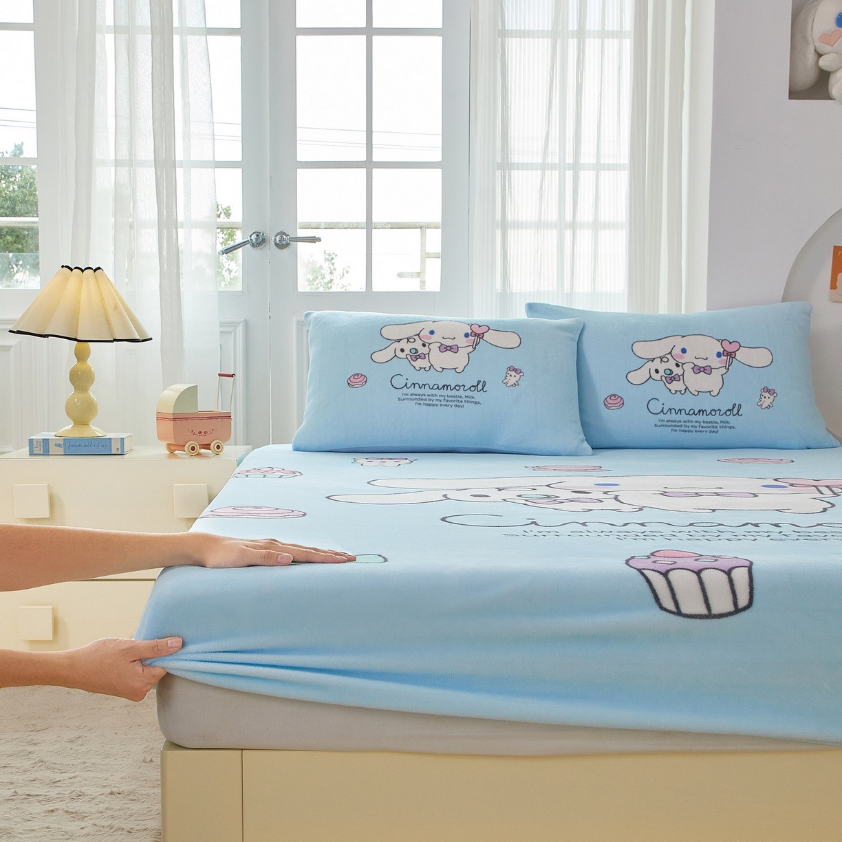 91家纺网 家纺一手货源 找家纺 蘭菲家纺 2025新款三丽欧牛奶绒套件系列单品床笠 逛街狗