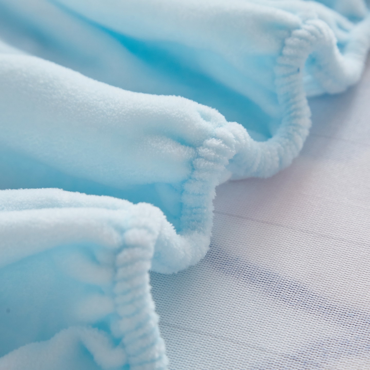 91家纺网 家纺一手货源 找家纺 蘭菲家纺 2025新款三丽欧牛奶绒套件系列单品床笠 精致狗狗