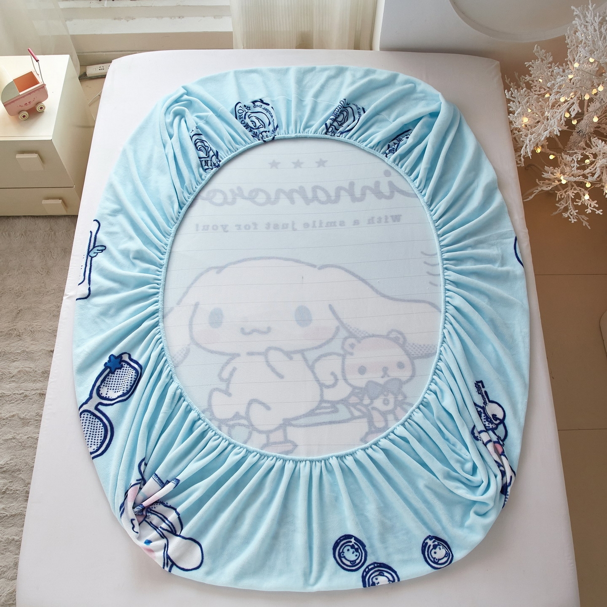 91家纺网 家纺一手货源 找家纺 蘭菲家纺 2025新款三丽欧牛奶绒套件系列单品床笠 精致狗狗