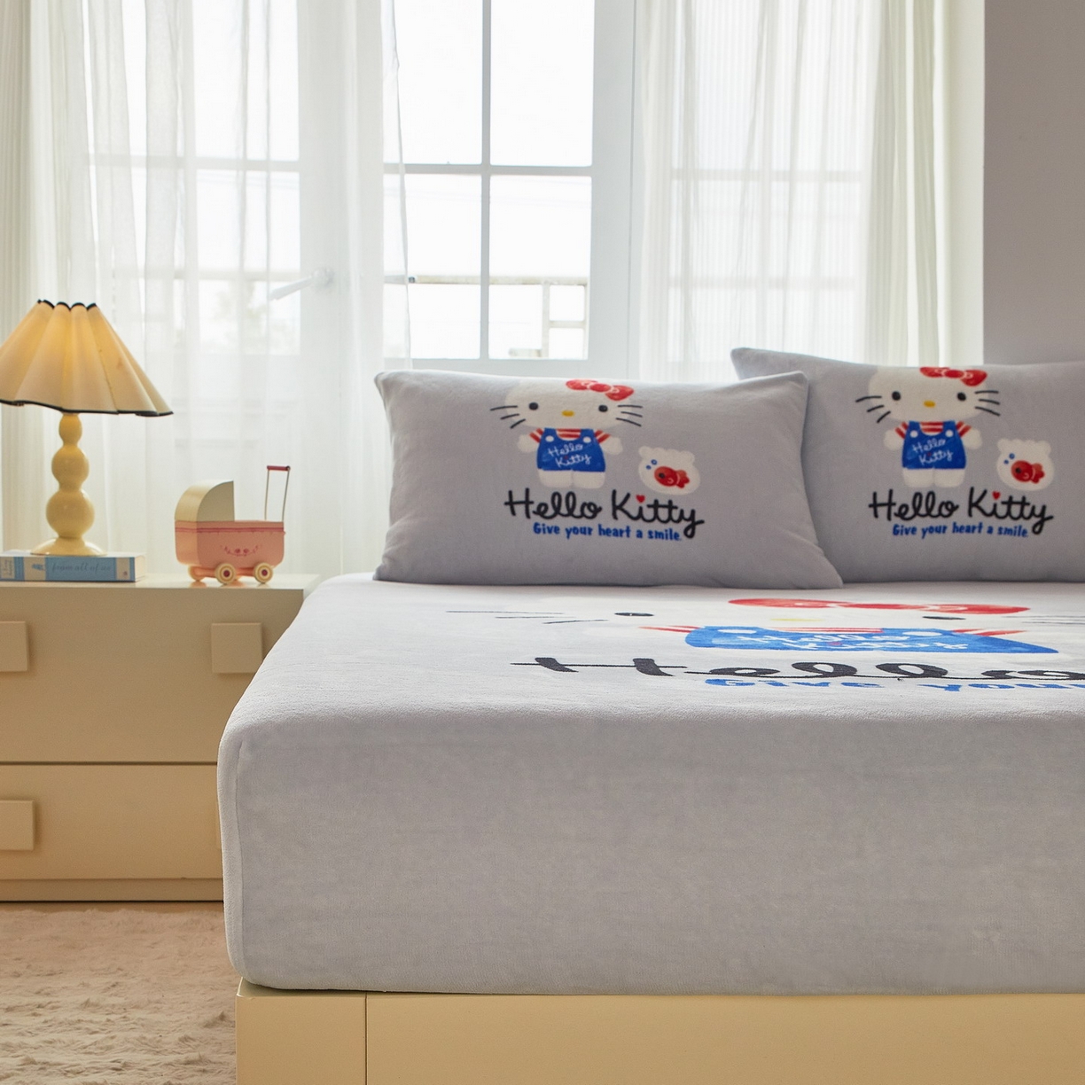 91家纺网 家纺一手货源 找家纺 蘭菲家纺 2025新款三丽欧牛奶绒套件系列单品床笠 可爱KT-灰