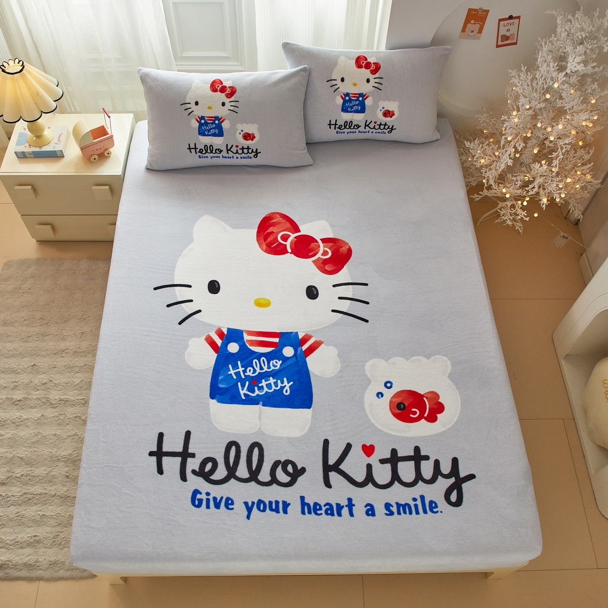 91家纺网 家纺一手货源 找家纺 蘭菲家纺 2025新款三丽欧牛奶绒套件系列单品床笠 可爱KT-灰