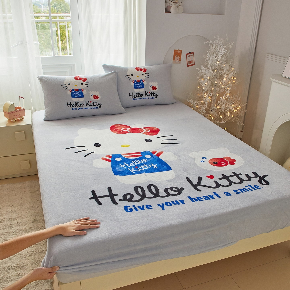 91家纺网 家纺一手货源 找家纺 蘭菲家纺 2025新款三丽欧牛奶绒套件系列单品床笠 可爱KT-灰