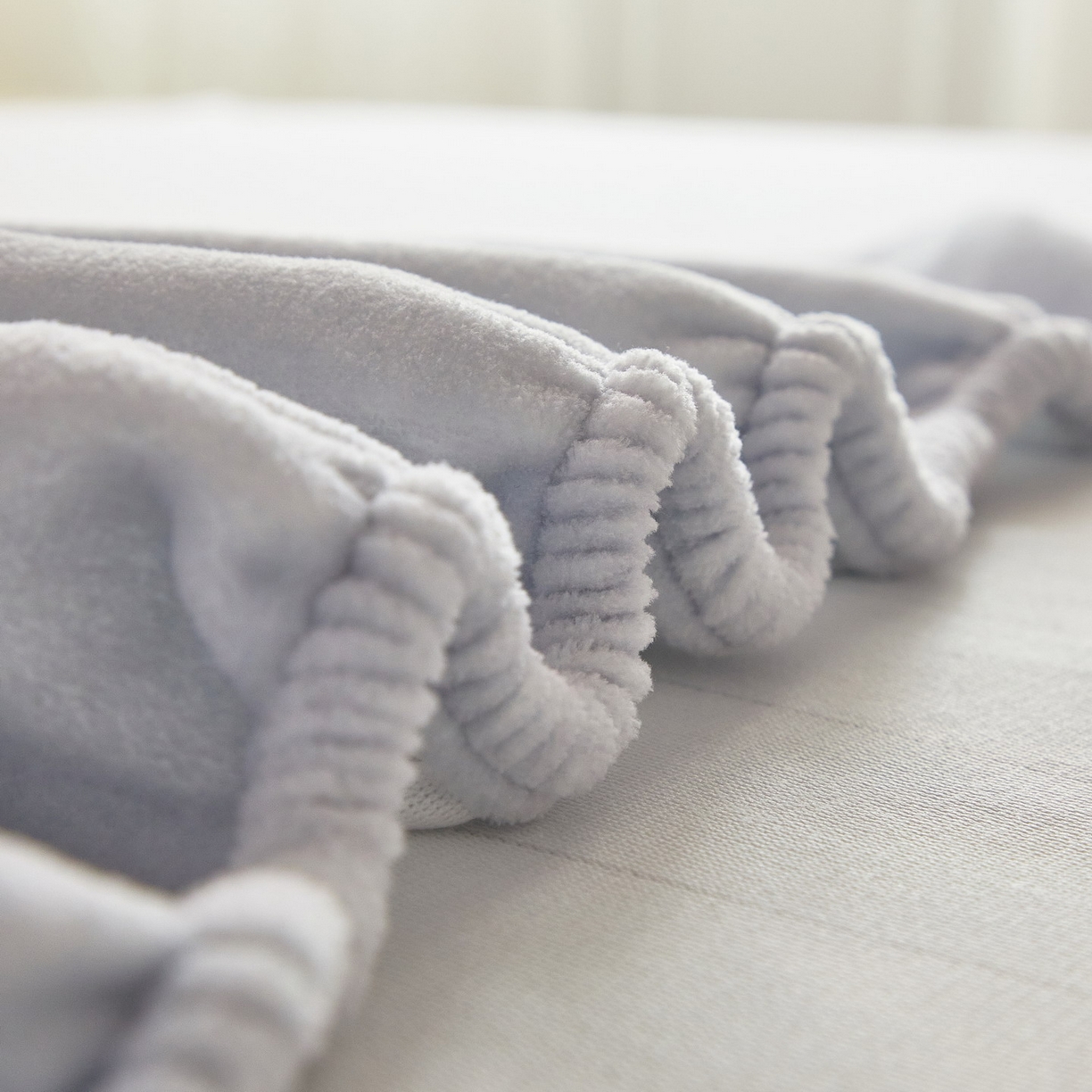 91家纺网 家纺一手货源 找家纺 蘭菲家纺 2025新款三丽欧牛奶绒套件系列单品床笠 可爱KT-灰