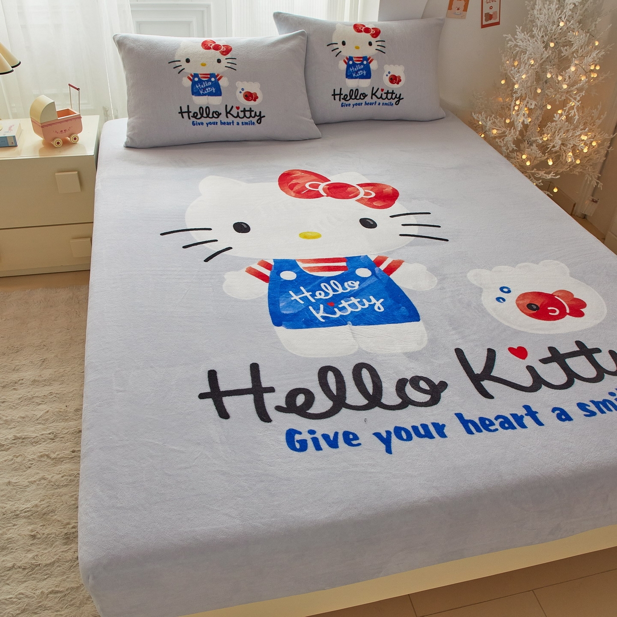 91家纺网 家纺一手货源 找家纺 蘭菲家纺 2025新款三丽欧牛奶绒套件系列单品床笠 可爱KT-灰