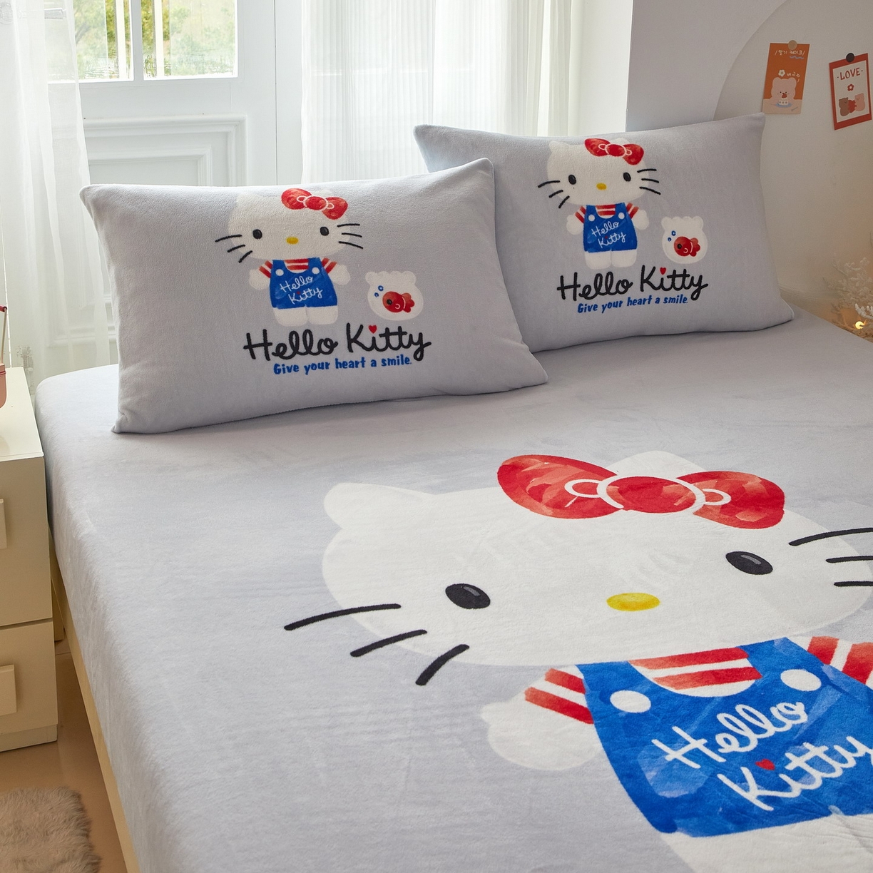 91家纺网 家纺一手货源 找家纺 蘭菲家纺 2025新款三丽欧牛奶绒套件系列单品床笠 可爱KT-灰