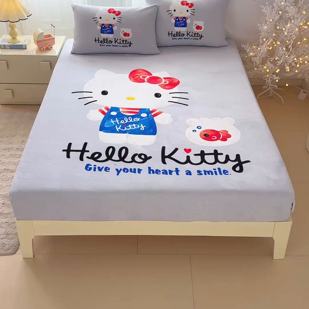 91家纺网 家纺一手货源 找家纺 蘭菲家纺 2025新款三丽欧牛奶绒套件系列单品床笠 可爱KT-灰