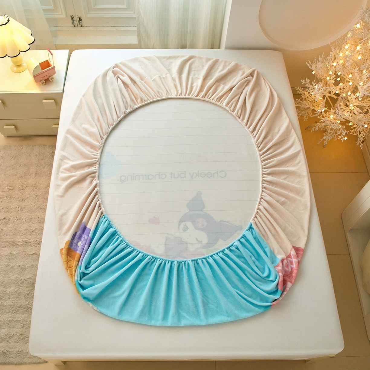 91家纺网 家纺一手货源 找家纺 蘭菲家纺 2025新款三丽欧牛奶绒套件系列单品床笠 快乐小库