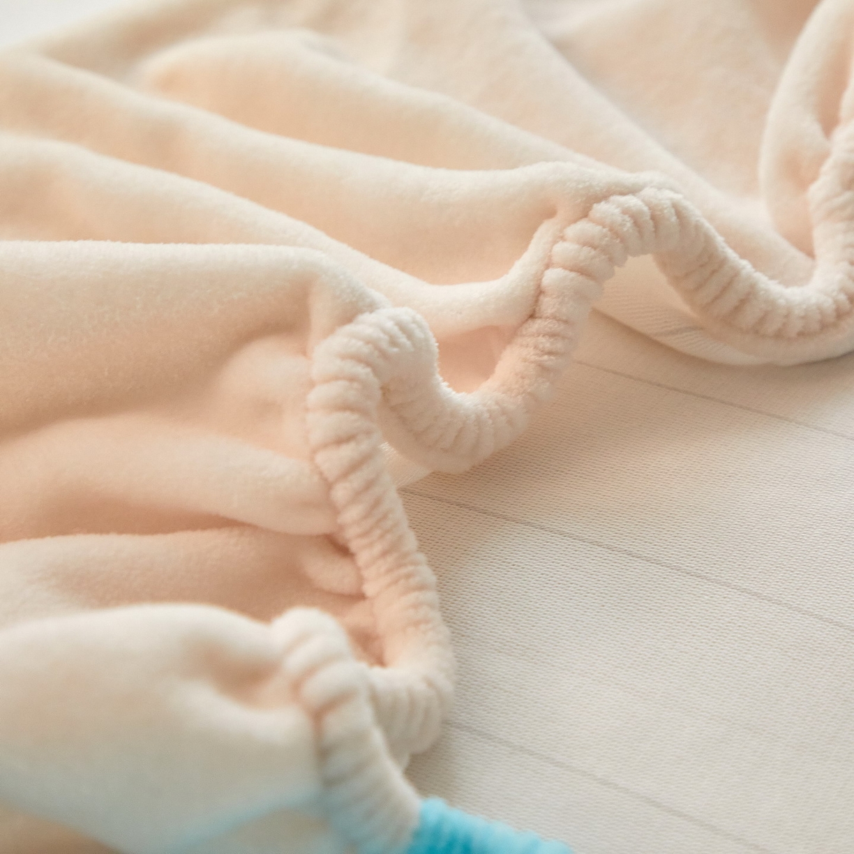 91家纺网 家纺一手货源 找家纺 蘭菲家纺 2025新款三丽欧牛奶绒套件系列单品床笠 快乐小库