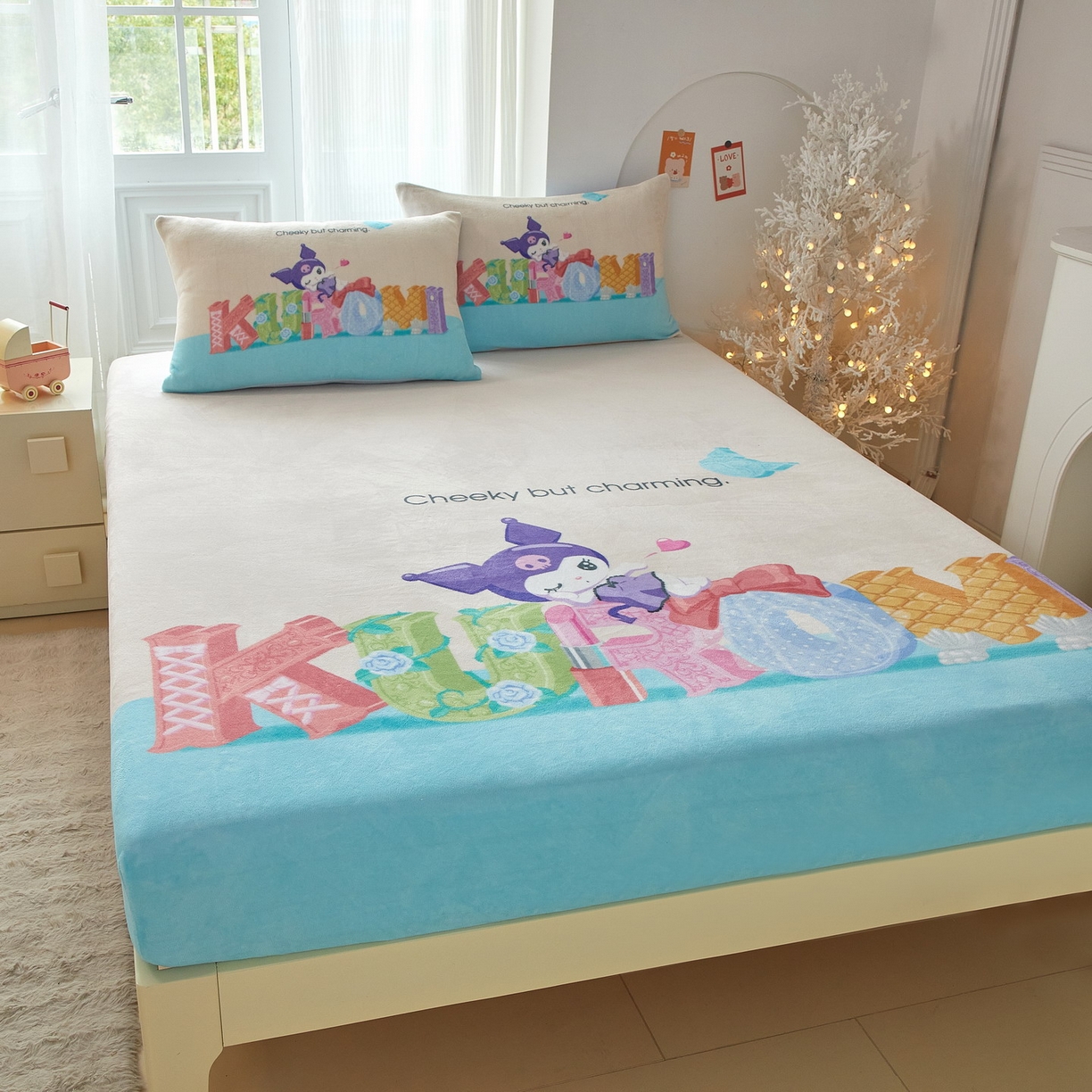 91家纺网 家纺一手货源 找家纺 蘭菲家纺 2025新款三丽欧牛奶绒套件系列单品床笠 快乐小库