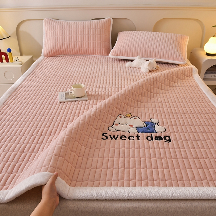 91家纺网 家纺一手货源 找家纺 （总）悠米悠家 2025新款牛奶绒夹棉加厚床褥-小狗 小熊系列