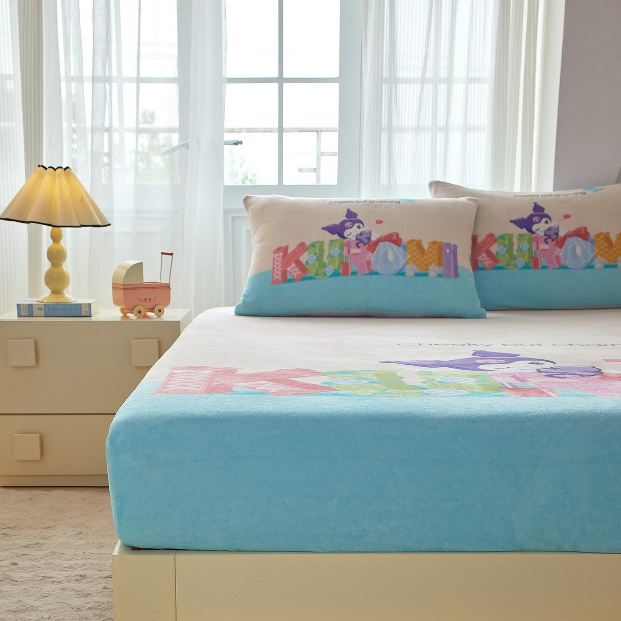 91家纺网 家纺一手货源 找家纺 蘭菲家纺 2025新款三丽欧牛奶绒套件系列单品床笠 快乐小库