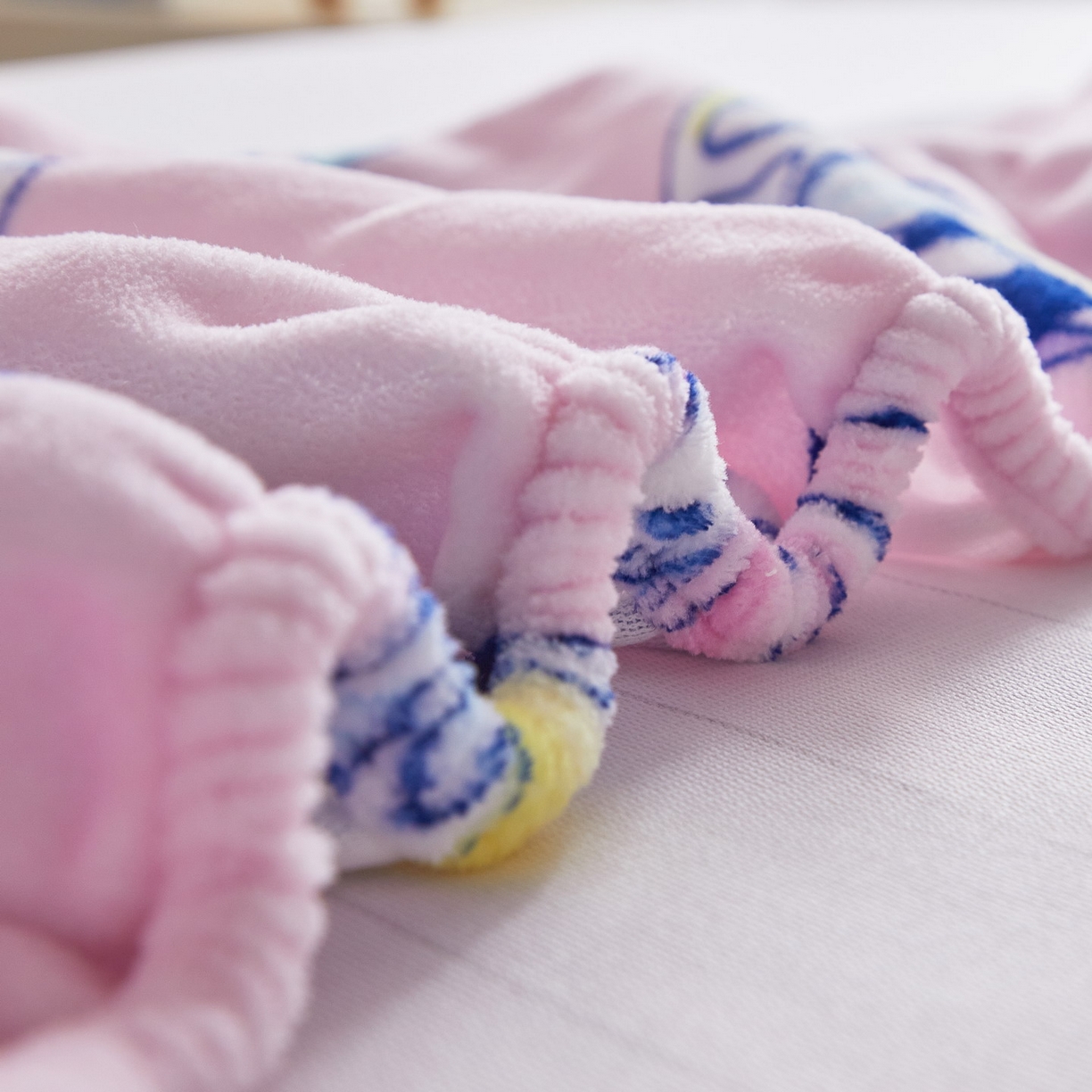 91家纺网 家纺一手货源 找家纺 蘭菲家纺 2025新款三丽欧牛奶绒套件系列单品床笠 快乐休假