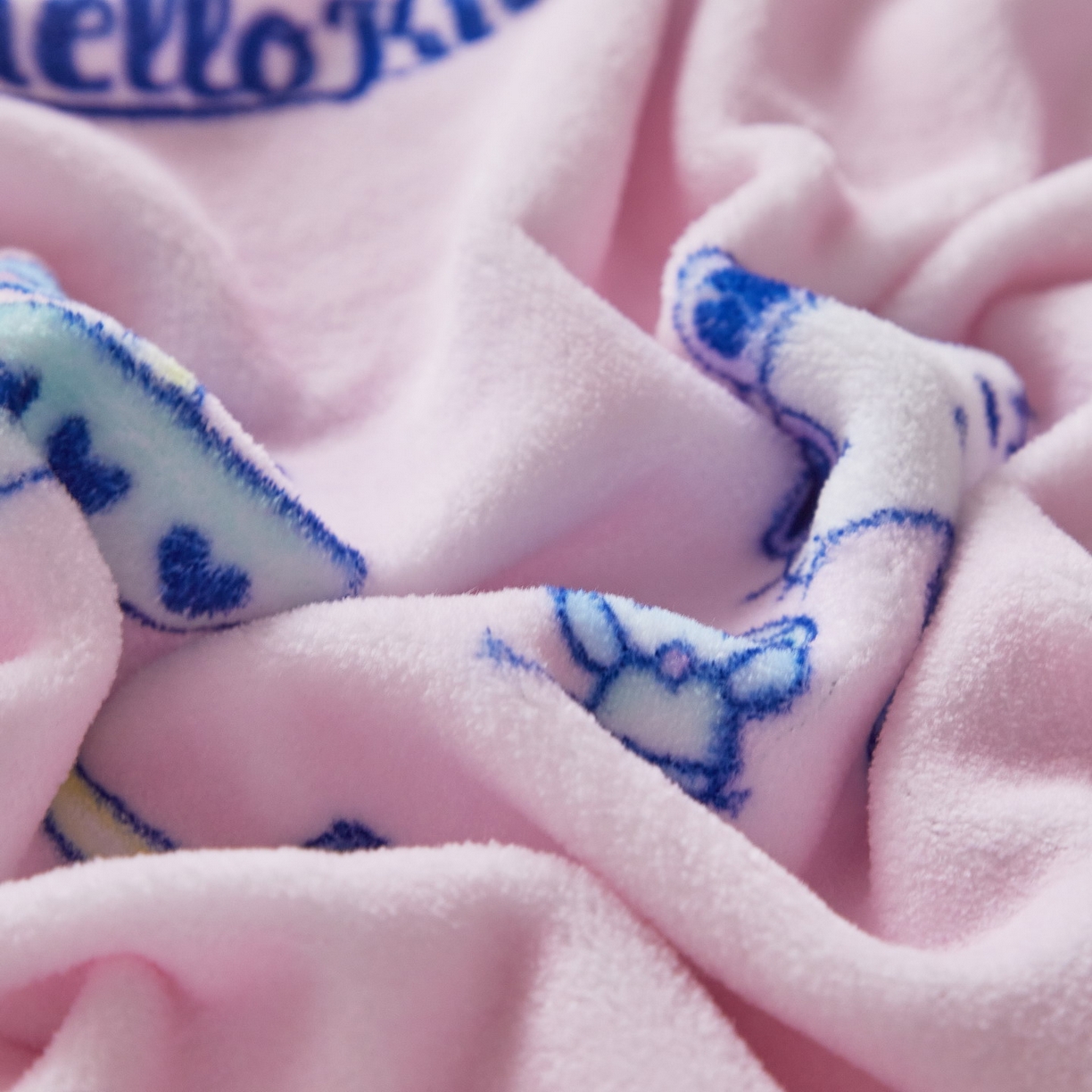 91家纺网 家纺一手货源 找家纺 蘭菲家纺 2025新款三丽欧牛奶绒套件系列单品床笠 快乐休假