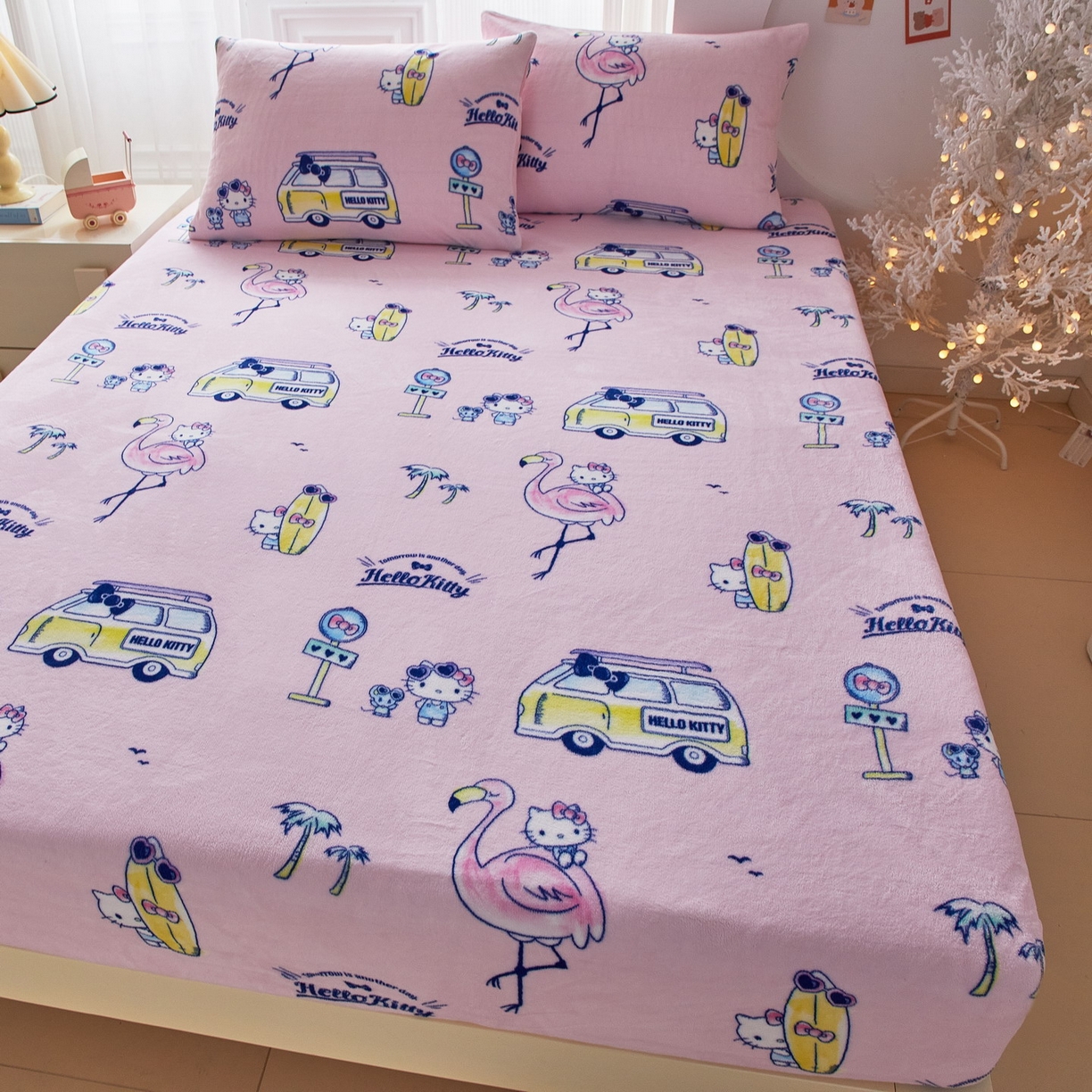 91家纺网 家纺一手货源 找家纺 蘭菲家纺 2025新款三丽欧牛奶绒套件系列单品床笠 快乐休假