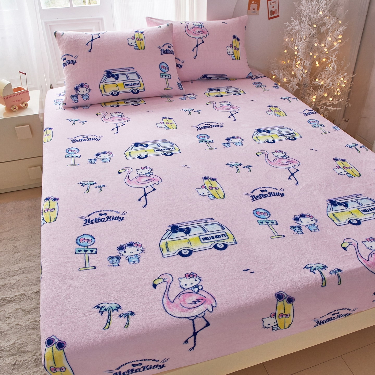 91家纺网 家纺一手货源 找家纺 蘭菲家纺 2025新款三丽欧牛奶绒套件系列单品床笠 快乐休假