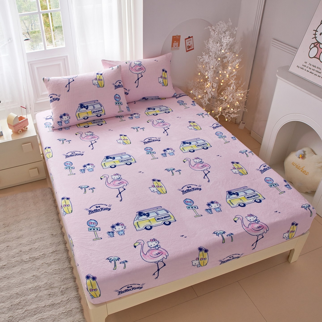 91家纺网 家纺一手货源 找家纺 蘭菲家纺 2025新款三丽欧牛奶绒套件系列单品床笠 快乐休假