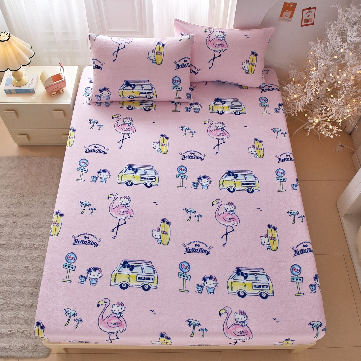 91家纺网 家纺一手货源 找家纺 蘭菲家纺 2025新款三丽欧牛奶绒套件系列单品床笠 快乐休假