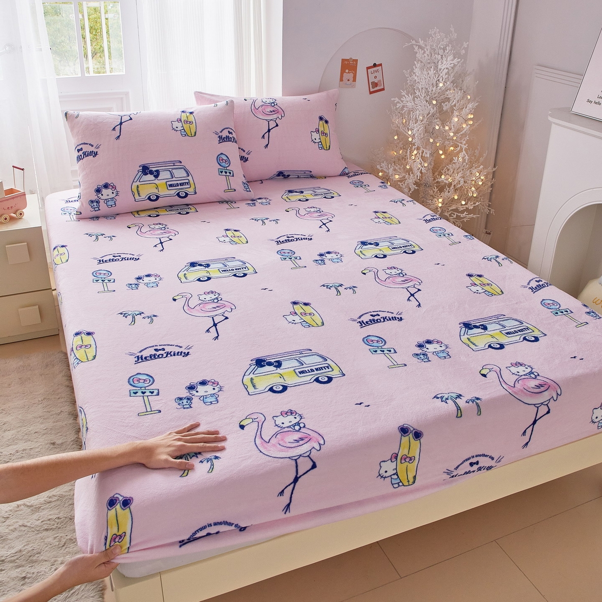 91家纺网 家纺一手货源 找家纺 蘭菲家纺 2025新款三丽欧牛奶绒套件系列单品床笠 快乐休假