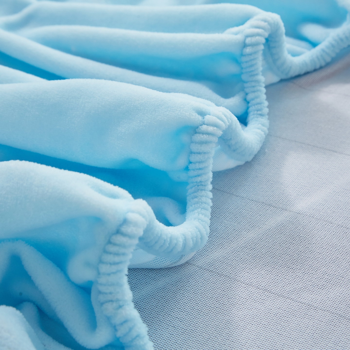 91家纺网 家纺一手货源 找家纺 蘭菲家纺 2025新款三丽欧牛奶绒套件系列单品床笠 露营快乐