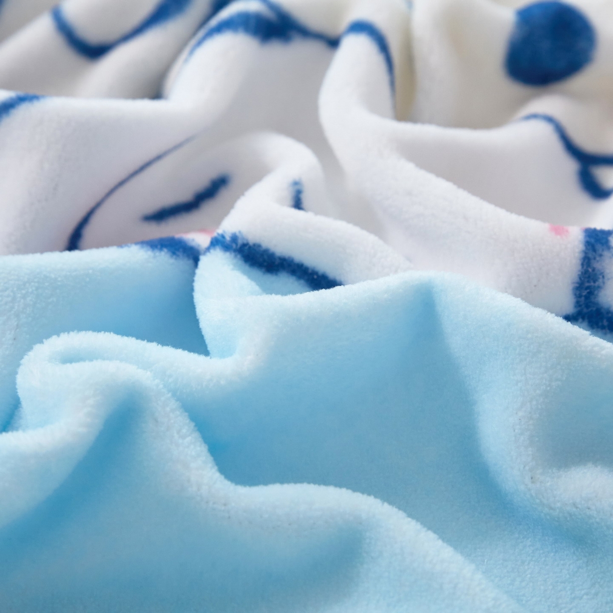 91家纺网 家纺一手货源 找家纺 蘭菲家纺 2025新款三丽欧牛奶绒套件系列单品床笠 露营快乐