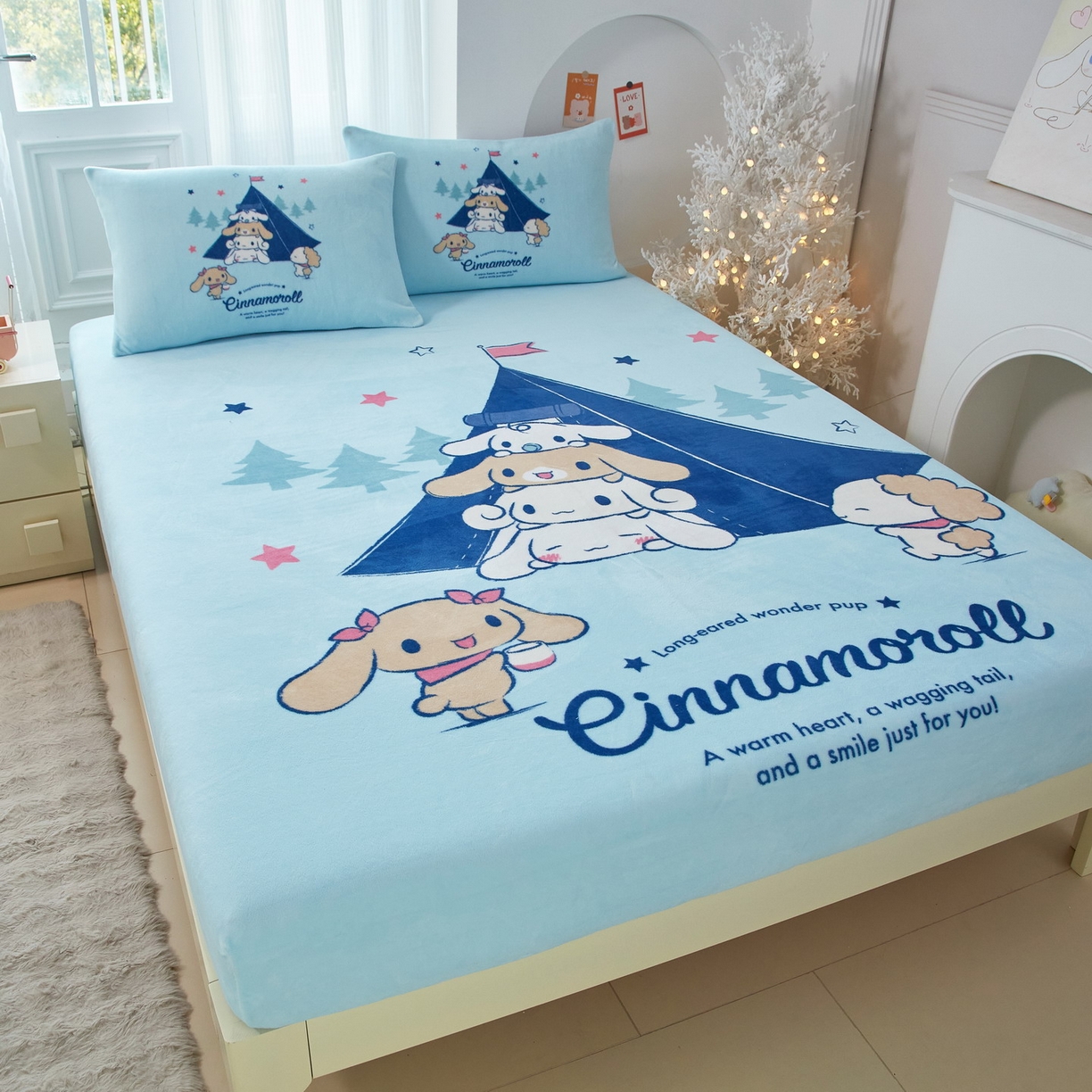 91家纺网 家纺一手货源 找家纺 蘭菲家纺 2025新款三丽欧牛奶绒套件系列单品床笠 露营快乐