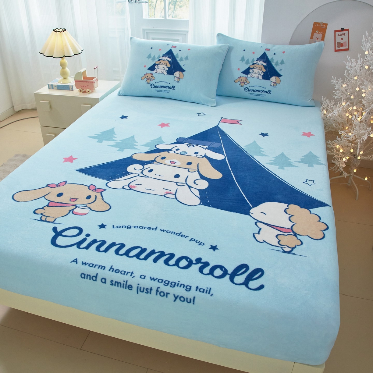 91家纺网 家纺一手货源 找家纺 蘭菲家纺 2025新款三丽欧牛奶绒套件系列单品床笠 露营快乐