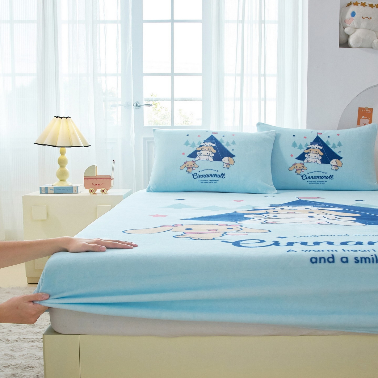 91家纺网 家纺一手货源 找家纺 蘭菲家纺 2025新款三丽欧牛奶绒套件系列单品床笠 露营快乐