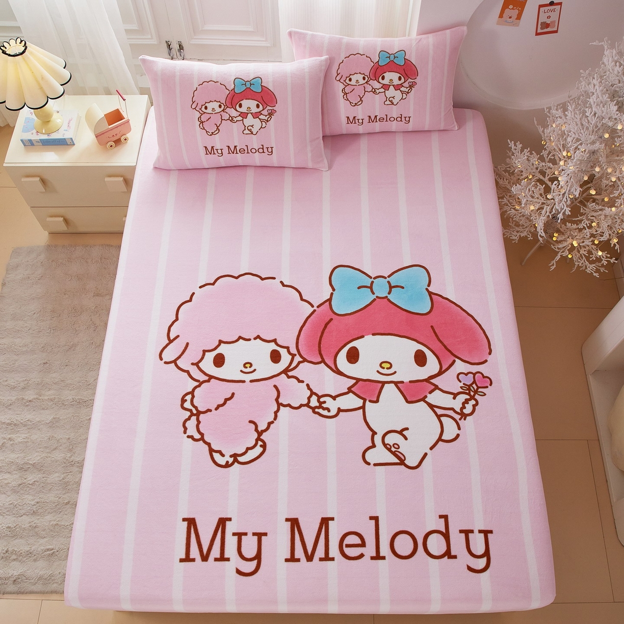 91家纺网 家纺一手货源 找家纺 蘭菲家纺 2025新款三丽欧牛奶绒套件系列单品床笠 美乐必爱