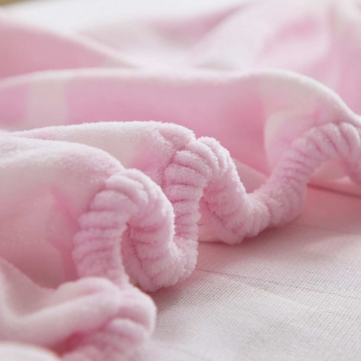 91家纺网 家纺一手货源 找家纺 蘭菲家纺 2025新款三丽欧牛奶绒套件系列单品床笠 美乐必爱